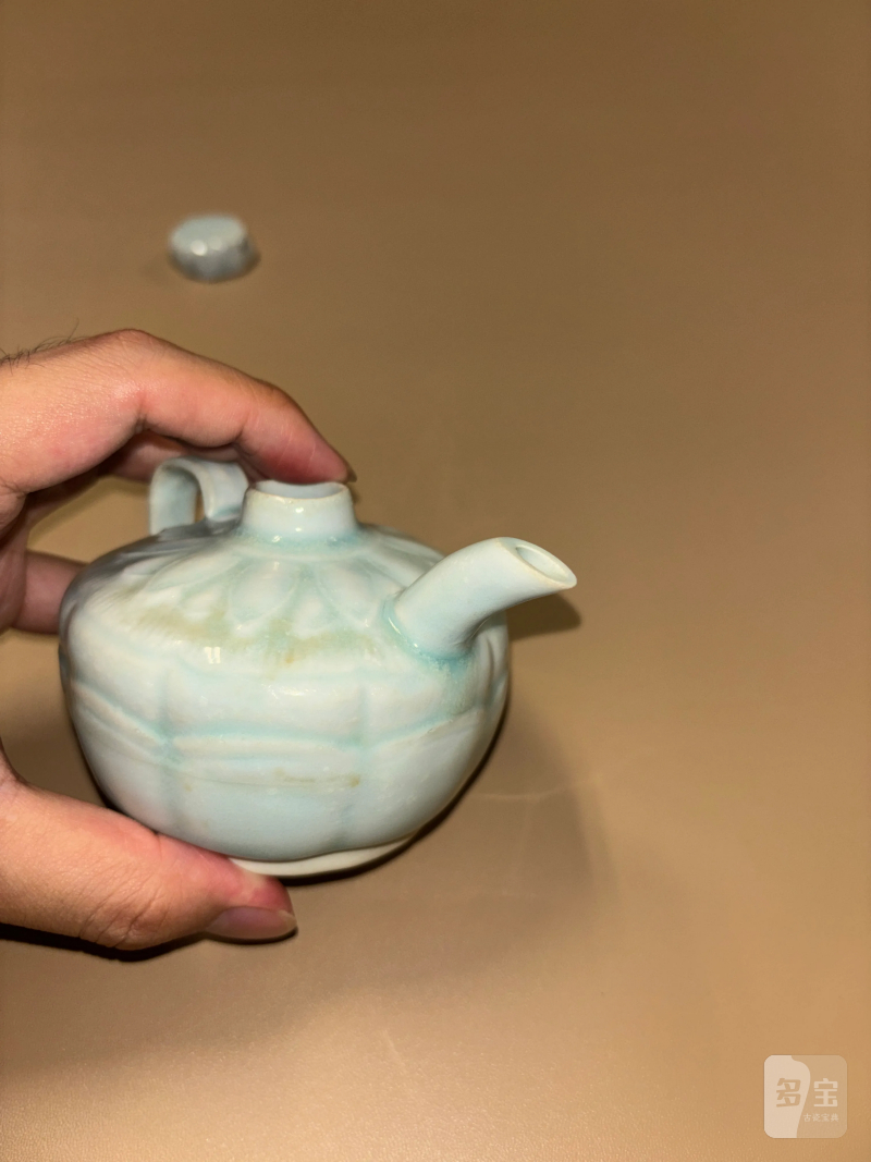 明 青白釉花形水注 - 图5